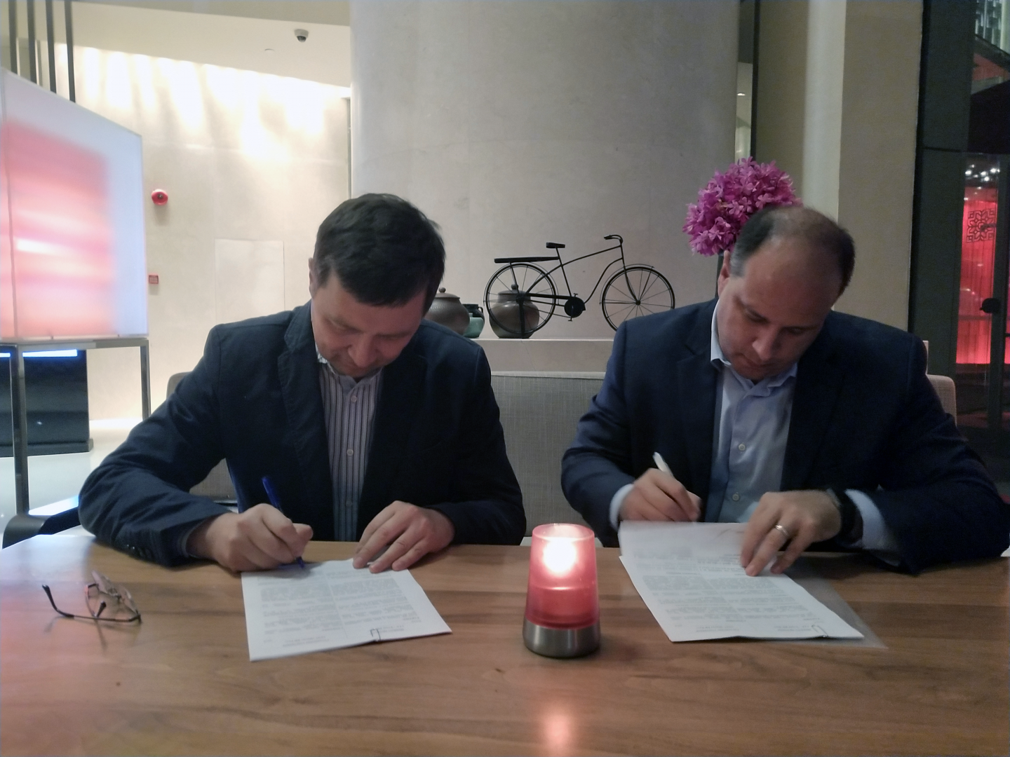 Eric-Schmidt-and-Andrey-K.-Zhukovskiy-signing-EventBank-Russia-joint-venture-in-Shanghai-China.png